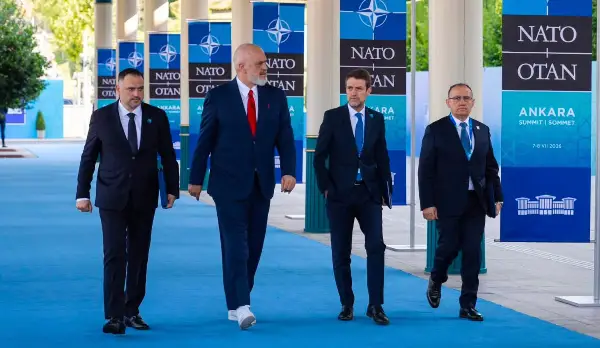 Белите патики на Рама предизвикаа критики на Самитот на НАТО