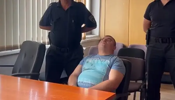🎥 САМО ГЛЕДА ВО ПЛАФОНОТ, НЕ ОДГОВАРА НА ПРАШАЊА И СЕ СМЕШКА!? Почна судењето за серискиот убиец, обвинетиот не соработува