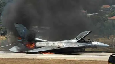(ВИДЕО) Драма во Грција: Воен Ф-16 принудно слета на Закинтос и се запали