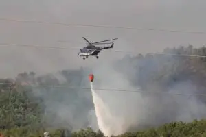 Пожар избувна на Крит, помага хеликоптер во гаснењето