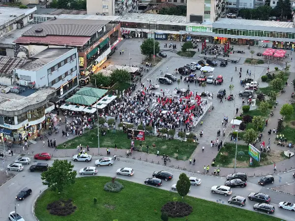 Протестен марш на ДУИ во Тетово поради сменетите имиња на улиците