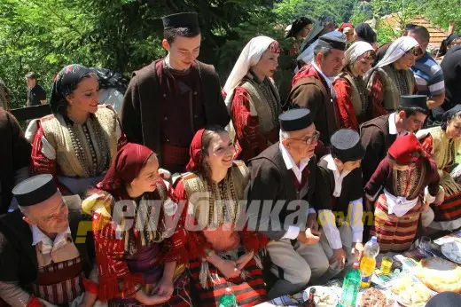 Денеска е Петровден, во Галичник свадба прават Александар Пендаровски и Мартина Михајлова