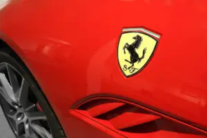 (ФОТО/ВИДЕО) Единствениот во светот: Часовник кој е гаража за Ferrari и Bugatti