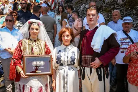 Сиљановска-Давкова им подари традиционална галичка пафта на младенците на „Галичка свадба”