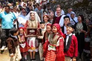 Младенците Мартина и Александар ја крунисаа љубовта на овогодинешната Галичка свадба