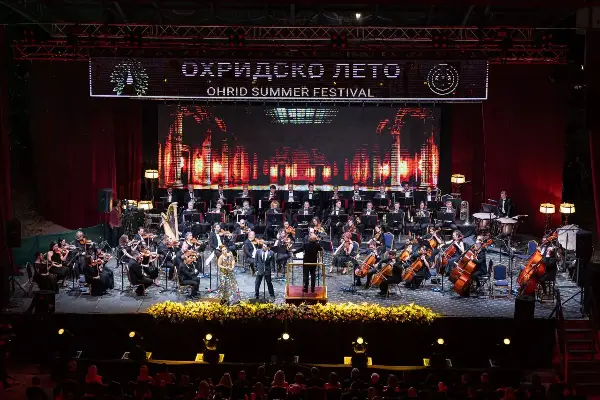 (Фото) Спектакуларна оперска гала вечер пред 𝟦 илјадна публика на почетокот на 𝟨𝟨. Охридско лето