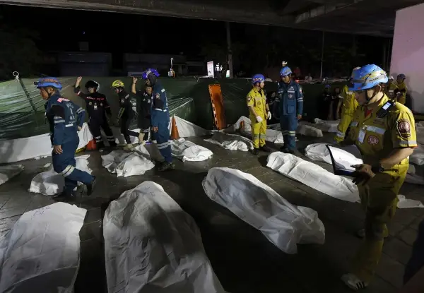 (Видео) Најмалку 27 мртви во пожар во бар во Бангкок: повеќето тела се пронајдени во тоалетите