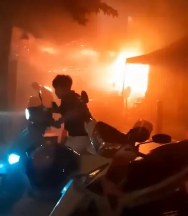 Огромен пожар избувна во бар во Бангкок, најмалку 27 загинати, а осум се тешко повредени (ВИДЕО)