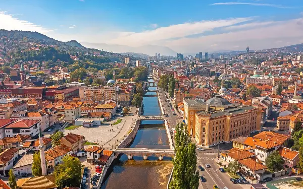Полицијата во Сараево заплени дрога и оружје – осомничениот побегна