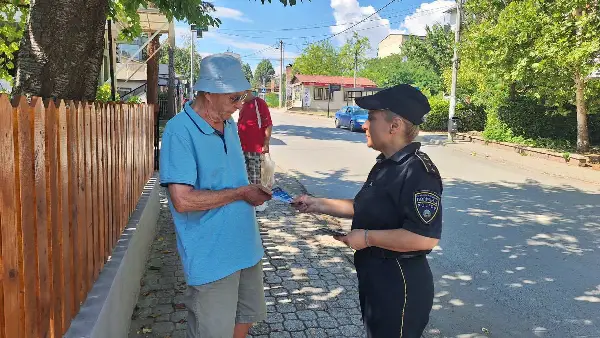 Полицајците ги потсетија граѓаните: Поминувајте улица на пешачки – без слушалки и телефони