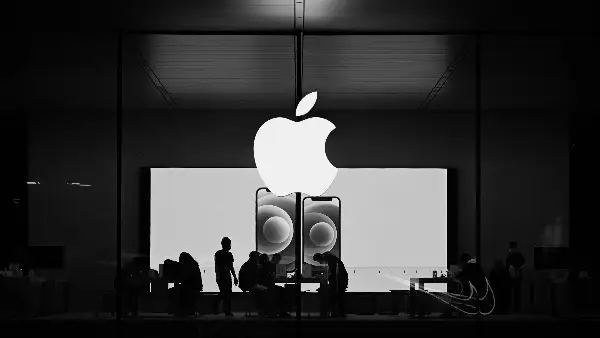Apple подготвува најголема промена досега: новиот iPhone ќе биде подебел поради поголема батерија