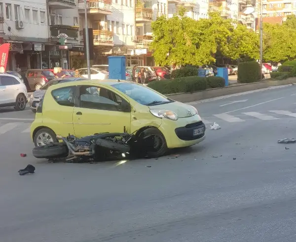 Сообраќајка во Куманово: Мотоцикл заврши под автомобил