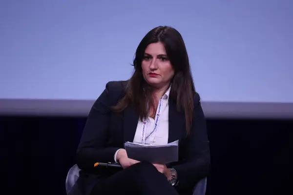 Зајкова: Предлогот за електронско гласање за дијаспората, но не и за граѓаните тука, е политичка шизофренија