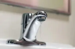 Едни немаат капка, други полеваат бавчи – Водоснабдувањето повторно пред Советот на Гостивар