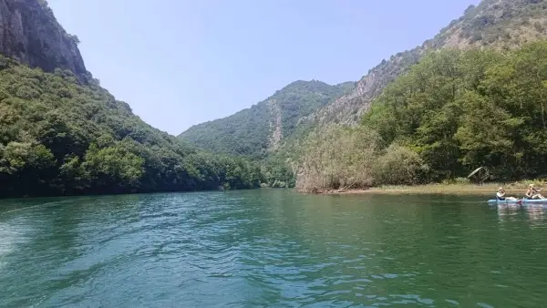 Надојдената река Треска однесе двајца малолетни и еден тинејџер, тројцата се навреме спасени