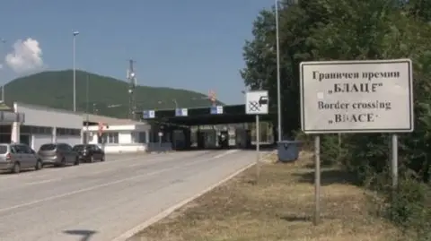 Царинскиот службеник го влечел неколку метри со возилото, косовски државјанин побегнал при царинска контрола на ГП Блаце