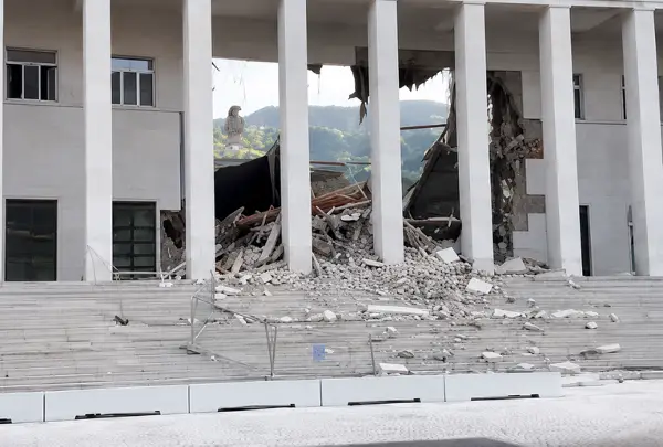 ВИДЕО | Се урна дел од судска зграда во Италија, една жена е повредена