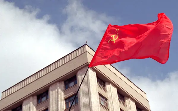 Знамето на СССР што Баз Олдрин го однесе на Месечината е продадено за неверојатна сума