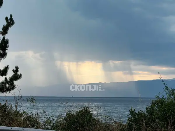 Пороен дожд и грмежи зафатија повеќе делови од државата, невремето се движи кон Гевгелија и Кичево