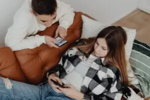 Истражување во Британија: Ограничувањето на социјалните мрежи им го подобрило сонот и концентрацијата на тинејџерите