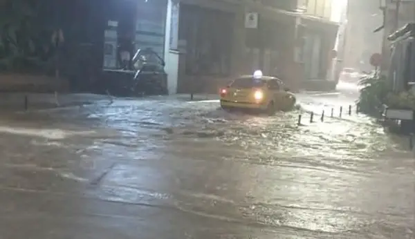 ПОПЛАВА ОД НЕВРЕМЕ ВО БИТОЛА, РЕКИ СЕ СЛЕВАА НИЗ УЛИЦИТЕ