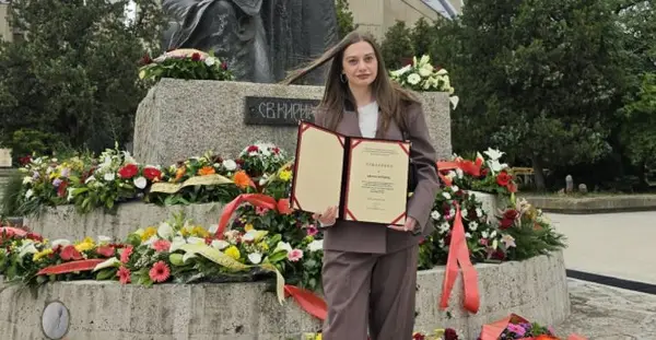 Доротеа Камчевска, најдобар студент на Педагошкиот факултет при УКИМ со просек 9,90: „Задржувањето и поддршката на младите професионалци е инвестиција во иднината на целото општество“