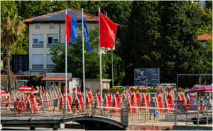 ФОТО | Плажа на Јадранот итно затворена по излевање гориво во морето