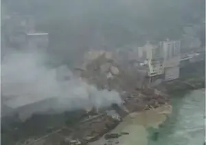 (Видео) Свлечиште затрупа згради во Кина, луѓе заробени под урнатините