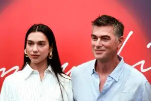 ВИДЕО | Родителите на Дуa Липа уловени на концертот на Дино Мерлин, наглас ги пеат хитовите