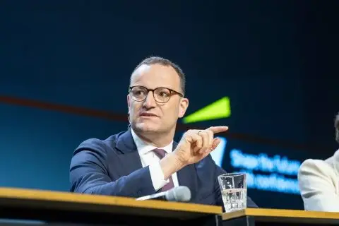 Германски политичар поднесе оставка поради контроверзноста околу сурогат мајчинството