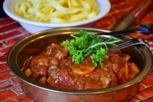 Рецепт за превкусен летен гулаш, побрзо се приготвува од класичниот