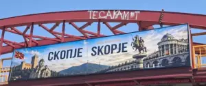 Тргнат билбордот на кој Букефал имаше пет нозе