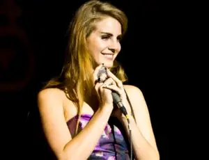 Лана Дел Реј преку емотивна објава го покажа сопругот и најави два нови албуми по четири години пауза