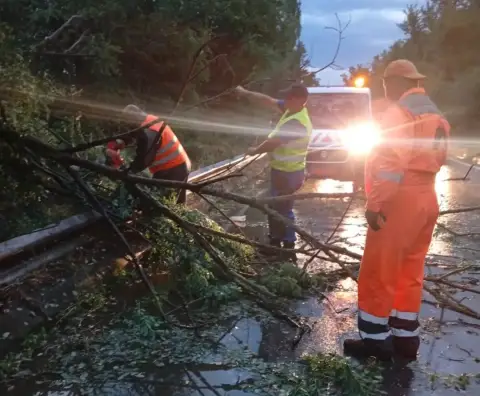 Силно невреме предизвика штети во Делчево, надлежните служби на терен
