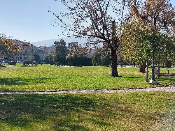 Утре сончево и многу топло време, попладне локално невреме