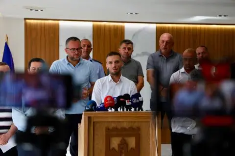 ЦУК распореди цистерни со вода во Гостивар, во текот на денот пристигнуваат уште девет