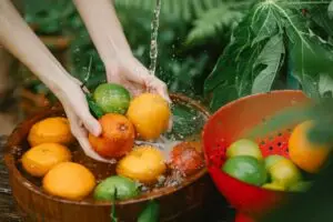 За миење на овошјето од пестициди не ви треба оцет или сода бикарбона, туку една работа што веќе ја имате во кујната секој ден