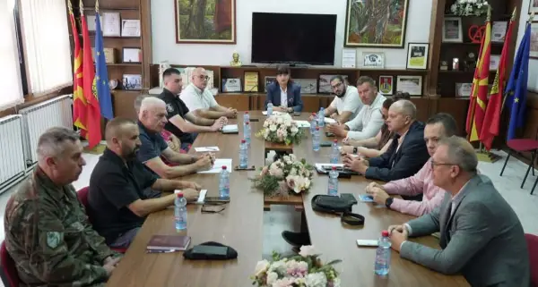 Дел од кумановските села од вторник се без струја. Паднати над 100 електрични столбови (ВИДЕО)