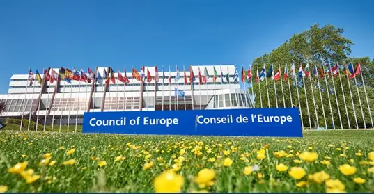 МАКЕДОНИЈА ПОСТОЈАНО ГИ АКТИВИРА ПРАШАЊАТА ЗА ЧОВЕКОВИТЕ ПРАВА НА МАКЕДОНЦИТЕ ВО БУГАРИЈА Земјава се подготвува да претседава со Советот на Европа во 2028 година