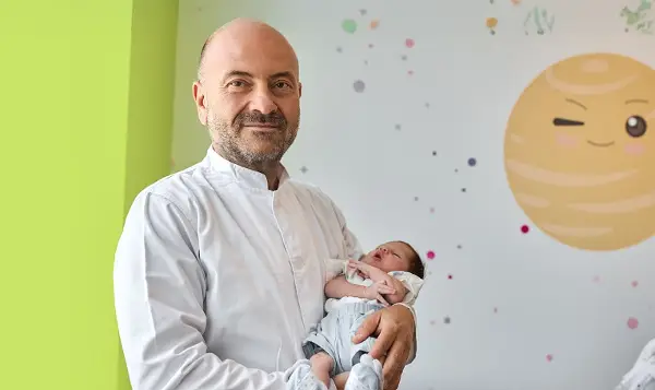 Во Клиничката болница „Аџибадем Систина“ извршена сложена операција кај бебе старо само девет дена со редок тумор на надбубрежна жлезда