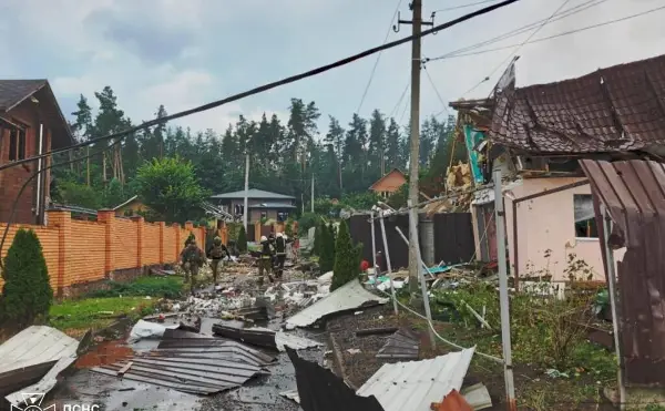 Десетмина загинати и 100 повредени во руски ракетен напад на воена изложба во Киев