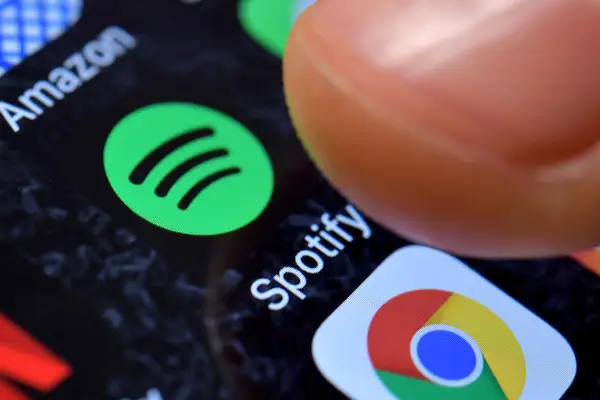 Spotify отстрани повеќе од 75 милиони песни создадени со вештачка интелигенција