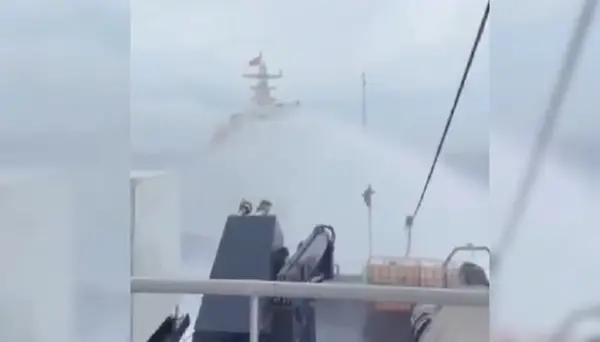 Кинеска крајбрежна стража со водени топови пука во филипински бродови (ВИДЕО)