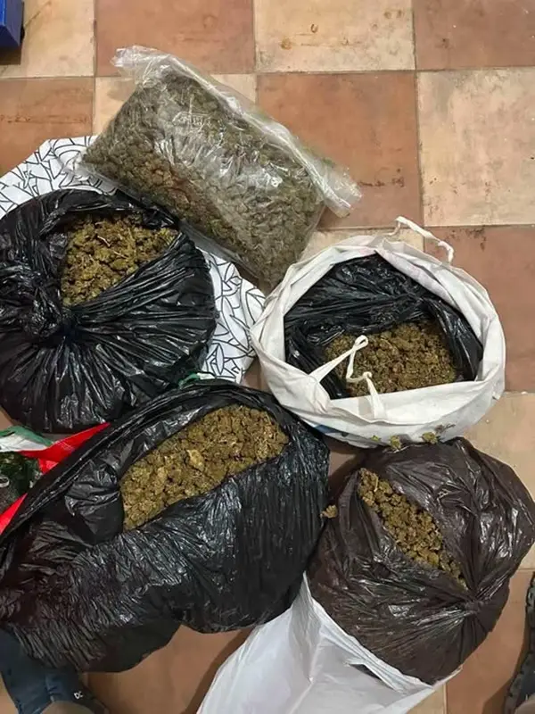 (ФОТО) ПРЕТРЕС ВО СКОПЈЕ: Запленети пет килограми марихуана, татко и син уапсени