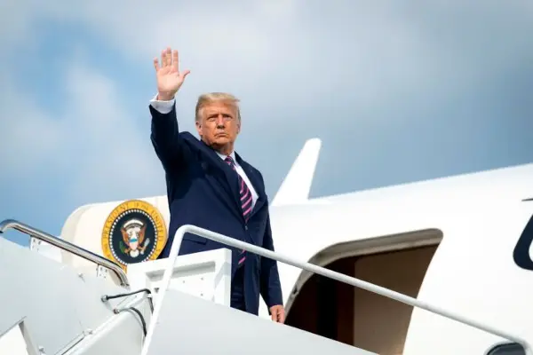 Њујорк Тајмс: Трамп бил под закана и го сменил авионот со кој заминал од НАТО самитот