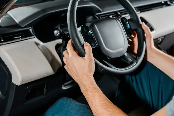 Ја фатил мајка му низ прозорецот од автомобилот и ја влечел 20 метри