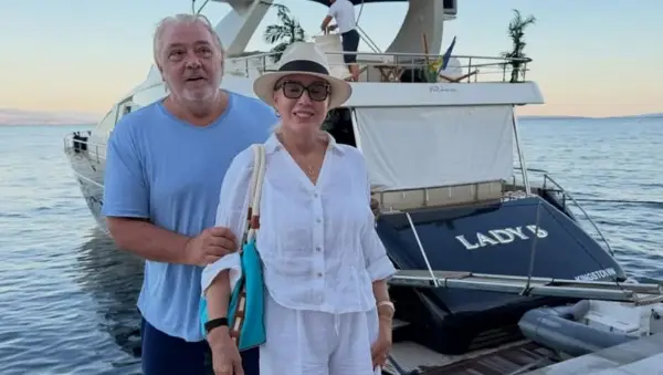 Лепа Брена со сопругот крстарат низ Јадранското Море во новата јахта (ФОТО)