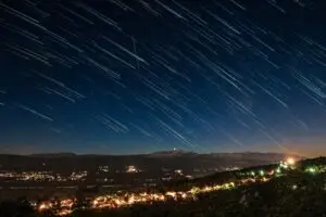 Замислете желба — најголемиот дожд од стотици метеори ќе го осветли августовското небо