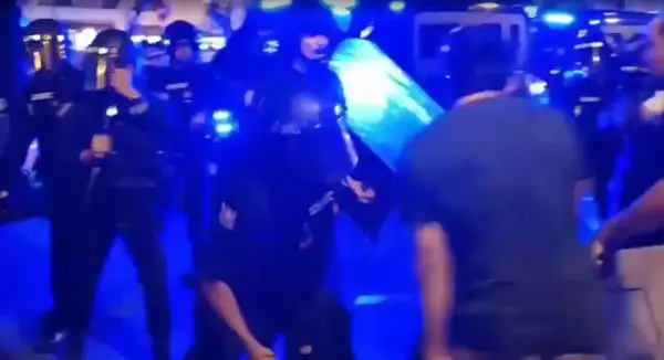 🎥 ИЛЈАДНИЦИ ЖИТЕЛИ ПРОТЕСТИРА ПРОТИВ МАСОВНИОТ ТУРИЗАМ НА ПАЛМА ДЕ МАЈОРКА Полицијата употребила гумени куршуми и пендреци
