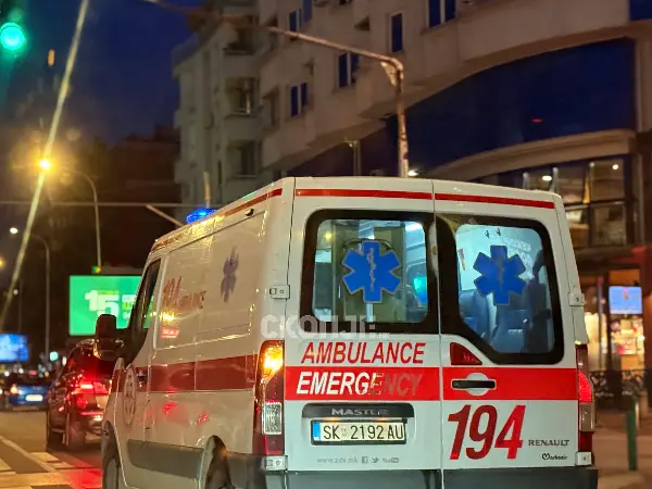 21-годишник паднал од автомобил во движење, завршил со тешки повреди